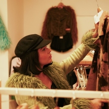 κοπέλα σε thrift shop 