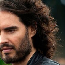 Βρετανία: Κατηγορίες για βιασμό και σεξουαλικές επιθέσεις κατά του κωμικού Ράσελ Μπραντ ανακοίνωσε η Μητροπολιτική Αστυνομία