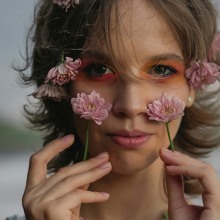 Το μακιγιάζ της άνοιξης θέλει τα χρώματα της φράουλας και άτσαλο περίγραμμα