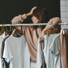 κρεμάστρα με ρούχα 