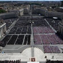 Ξένοι ηγέτες και πλήθος πιστών στη Ρώμη για την κηδεία του Πάπα Φραγκίσκου, υπό δρακόντεια μέτρα ασφαλείας - Ποιοι βρέθηκαν στις θέσεις των επισήμων 