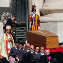 Κηδεία του πάπα Φραγκίσκου: Στη Βασιλική του Αγίου Πέτρου εψάλη το Χριστός Ανέστη λίγο πριν ολοκληρωθεί η τελετή - Το Ευαγγέλιο διαβάστηκε και στα ελληνικά