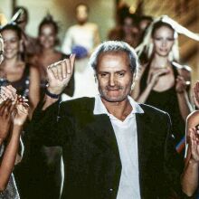 Μεγάλη έκθεση για τον Τζάνι Βερσάτσε με 450 δημιουργίες ανοίγει στο Λονδίνο τον Ιούλιο - Θα παρουσιάζει τη μόδα και την κληρονομιά του σπουδαίου σχεδιαστή.