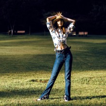 Παντελόνια καμπάνα: Τα σχέδια που ξεχωρίσαμε στην αγορά