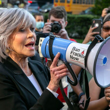 Radical chic: Πλούσιοι και διασημότητες στους κοινωνικούς αγώνες