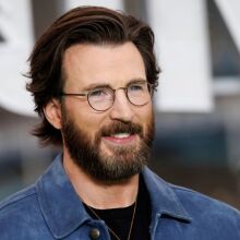 Κρις Έβανς: Απουσίασε από την πρεμιέρα των Καννών για τα 70ά γενέθλια της μητέρας του - Πρωταγωνιστεί στη νέα ταινία Honey Don’t! του Ίθαν Κοέν.