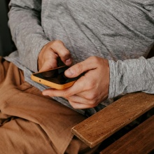 Άνδρας κρατά κινητό τηλέφωνο