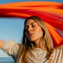 κοπέλα με ξανθά μαλλια στην παραλία 