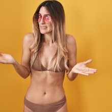 Κοπέλα δοκιμάζει μαγιό 