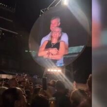 Nέα βίντεο από τη συναυλία των Coldplay με τον CEO της Astronomer και τη διευθύντρια HR - Eπίσημη έρευνα και αναστολή καθηκόντων από την εταιρεία.