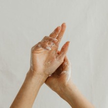 Tips για να προστατέψεις το μανικιούρ σου από θάλασσα, ήλιο και άμμο