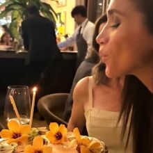 Η Μέγκαν Μαρκλ γιόρτασε τα 44 της με ιδιωτικό πάρτι, ευχαρίστησε τον πρίγκιπα Χάρι και παρουσίασε το νέο ροζέ κρασί του brand της As ever.