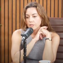 Η Όμπρεϊ Πλάζα μιλά για το πένθος της, μετά τον θάνατο του συζύγου της Τζεφ Μπέινα, περιγράφοντας τη θλίψη ως «ωκεανό φρίκης» που την ακολουθεί.