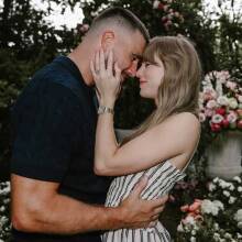 Η Τέιλορ Σουίφτ και ο Τράβις Κέλσι αρραβωνιάστηκαν