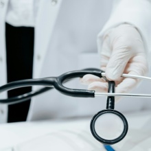 Γιατρός κρατά στηθοσκόπιο