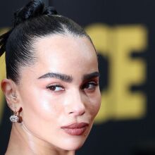 Η Ζόι Κράβιτς χαρακτήρισε το Friends «γεμάτο ομοφοβικά αστεία», ενισχύοντας την κριτική για τη στάση της σειράς απέναντι στη ΛΟΑΤΚΙ+ κοινότητα