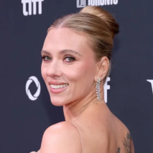 Η λαμπερή εμφάνιση της Σκάρλετ Γιόχανσον στην πρεμιέρα του σκηνοθετικού της ντεμπούτου