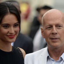 Μπρους Γουίλις: «Ο εγκέφαλος τον εγκαταλείπει και η γλώσσα του κουράζεται», λέει η σύζυγός του