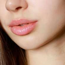 Lip oils: Η νέα τάση στα καλλυντικά και οι κίνδυνοι που επισημαίνουν οι γιατροί