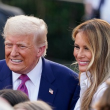 Ντόναλντ και Μελάνια Τραμπ τραγουδούν και χορεύουν «YMCA» σε πρωτοχρονιάτικο πάρτι