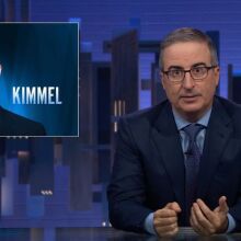 Ο Τζον Όλιβερ κατήγγειλε ως προσχηματική την αναστολή της εκπομπής του Τζίμι Κίμελ - Προειδοποιεί για επικίνδυνο πλήγμα στην ελευθερία λόγου.