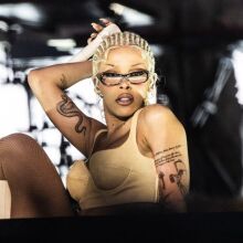 Η Doja Cat υπερασπίζεται το εξώφυλλο του άλμπουμ της «Vie», απαντώντας στους θαυμαστές που το επέκριναν για αισθητική ασυμφωνία