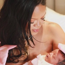 Η Ριάνα με τη νεογέννητη κόρη της