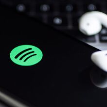 To Spotify αφαίρεσε 75 εκατ. spam τραγούδια που παρήχθησαν με τεχνητή νοημοσύνη, ανακοινώνοντας νέα φίλτρα για την προστασία της μουσικής βιομηχανίας.