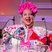 Ο Ντάνιελ Μπέρναρντ ζητά $250.000 το μήνα διατροφή από τη Sia, επικαλούμενος τον πολυτελή τρόπο ζωής και την οικονομική εξάρτησή του από την τραγουδίστρια