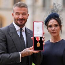 Ο Ντέιβιντ Μπέκαμ έλαβε τον τίτλο του ιππότη από τον βασιλιά Κάρολο - Αποκάλυψε ότι το κοστούμι του ήταν εμπνευσμένο από το στιλ του μονάρχη.