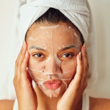 κοπέλα με μάσκα ομορφιάς