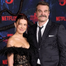 Μίλι Μπόμπι Μπράουν και Ντέιβιντ Χάρμπορ αγκαλιά στο κόκκινο χαλί, μετά τη μήνυση της πρώτης