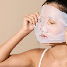 κοπέλα που βάζει μάσκα