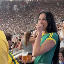 Η Ντούα Λίπα επισκέφθηκε το Μαρακανά φορώντας τη φανέλα της Βραζιλίας