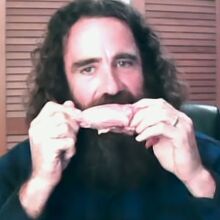 Άνδρας που τρέφεται αποκλειστικά με ωμό κρέας, παρά τις προειδοποιήσεις των γιατρών, αποκαλύπτει περίεργη παρενέργεια της αμφιλεγόμενης δίαιτας