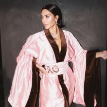 Η Κιμ Καρντάσιαν φορά κιμονό στη σειρά All’s Fair, έξι χρόνια μετά τον σάλο για το brand «Kimono» - Το κοινό σχολιάζει πως τώρα η χρήση είναι «κατάλληλη».