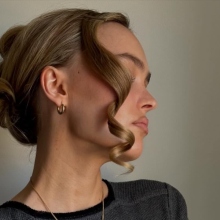 Milk Tea Hair: Αυτή είναι η απόχρωση μαλλιών που δείχνει το πρόσωπο