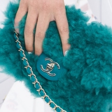 Πού θα επιδιορθώσεις την επώνυμη (και πανάκριβη) τσάντα σου αντί να την πετάξεις;