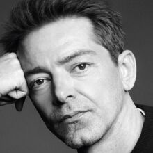 Ο Pieter Mulier είναι ο νέος δημιουργικός διευθυντής του Versace, σηματοδοτώντας μια νέα εποχή για τον οίκο μετά την αποχώρηση του Dario Vitale.