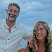 Το φιλί στο στόμα της Τζένιφερ Άνιστον με τον σύντροφό της για τα 57α γενέθλιά της