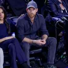 Ο πρίγκιπας Χάρι και η Μέγκαν Μαρκλ έκλεψαν την παράσταση στο NBA All-Star Game, σε μια εμφάνιση γεμάτη λάμψη δίπλα σε πλήθος διασήμων στο Λος Άντζελες.