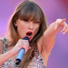 Η Τέιλορ Σουίφτ ανακηρύχθηκε κορυφαία καλλιτέχνις παγκοσμίως για το 2025 από την IFPI, καταρρίπτοντας κάθε ρεκόρ πωλήσεων για έκτη φορά στην καριέρα της.