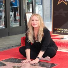 Η Κριστίνα Άπλγκεϊτ αποκαλύπτει ότι η σκλήρυνση κατά πλάκας την κρατά κυρίως στο κρεβάτι - Ο καθημερινός αγώνας με τον πόνο ο αντίκτυπος στην ψυχική της υγεία.