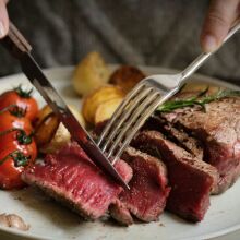 Πάνω από το 25% των υγιών ετών που χάνονται από καρκίνο μαστού συνδέεται με κάπνισμα, κόκκινο κρέας, παχυσαρκία και χαμηλή άσκηση, δείχνει νέα μελέτη.