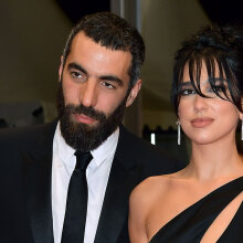 Ρομέν Γαβράς και Ντούα Λίπα στο Φεστιβάλ των Καννών το 2023 © Dominique Charriau/WireImage