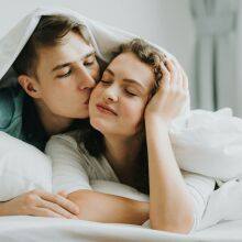 Τι πρέπει να κάνουν τα ζευγάρια στο κρεβάτι για να αποφεύγουν τους καβγάδες, σύμφωνα με ειδικό - Πώς τα κινητά καταστρέφουν τη σχέση και γιατί ο κακός ύπνος αυξάνει τις εντάσεις