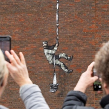 Το Reuters ξετύλιξε το κουβάρι: Από τα ερείπια της Ουκρανίας ως τα αστυνομικά αρχεία της Νέας Υόρκης, ο Banksy αποκτά όνομα - Τι σημαίνει η αποκαθήλωσή του;