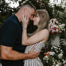 H Τέιλορ Σουίφτ και ο Τράβις Κέλσι την ημέρα του αρραβώνα τους 