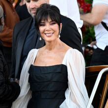 Η Κρις Τζένερ έγινε σύμβολο τύχης στην Κίνα - Χιλιάδες χρήστες μοιράζονται την εικόνα της στα social media ελπίζοντας σε επαγγελματική και οικονομική άνοδο.