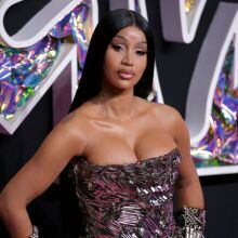 Η Cardi B αποκαλύπτει ότι δεν θα αφαιρέσει τελικά τα εμφυτεύματα στους γλουτούς - Η 33χρονη ράπερ δηλώνει πως νιώθει άνετα με το σώμα της και αγαπά τις ατέλειες